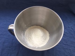 2、牛奶椰蓉小面包,先将250克高筋面粉倒入厨师机中。