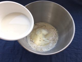 5、牛奶椰蓉小面包,倒入牛奶，牛奶可以少量分多次添加。