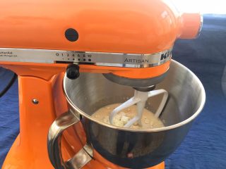 7、牛奶椰蓉小面包,用厨师机揉至稍有筋性。