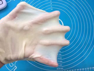 9、牛奶椰蓉小面包,揉出手膜状态。