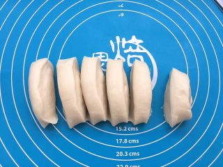 12、牛奶椰蓉小面包,用刮刀切成同等分量小剂子。