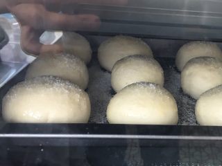 15、牛奶椰蓉小面包,烤箱上下火预热180度，烤20分钟（前15分钟放在中层、表面上色后移到中下层继续烘烤）