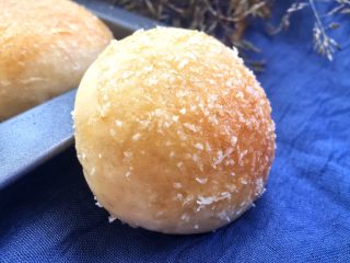 16、牛奶椰蓉小面包,出炉后再刷上一层蜂蜜，使面包表面回软，椰香味更浓！