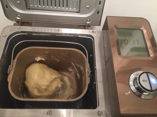 1、奶酪小餐包,将除黄油以外的所有材料放入面包机桶内，启动和面功能，设置20分钟