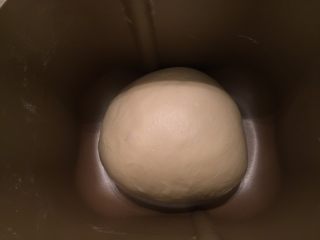 4、奶酪小餐包,将面包搓圆，放入面包机桶内进行一发