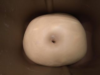 5、奶酪小餐包,手沾面粉，插入面团，不塌陷不回缩