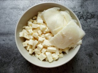 6、馅料足足的超级至尊匹萨,马苏里拉奶酪切末或者用刨刀刨成碎末。如果买的马苏里拉碎,可以省去这步