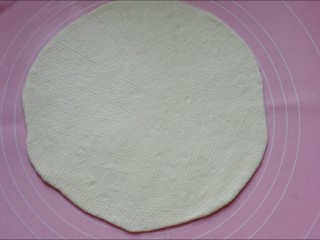 9、馅料足足的超级至尊匹萨,取其中一个擀成披萨盘大小的圆形