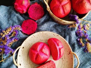 12、火龙果软欧包,成品图。