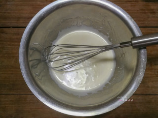 3、数字蛋糕,用手抽搅拌，混合至乳化状