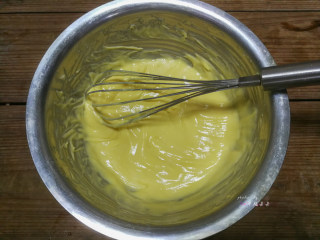 6、数字蛋糕,将蛋黄糊划Z字搅拌均匀