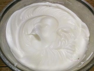 8、数字蛋糕,用电动打蛋器打发至湿性发泡状态，拎起打蛋头呈大弯钩垂落状即可，此时可以开始预热烤箱，170度预热