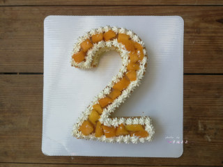 17、数字蛋糕,然后开始组装数字蛋糕，先放一片切好的数字蛋糕片，在外围挤满一圈奶油，中间摆放夹心的软质水果，我用的是芒果，然后再放上第2片数字蛋糕片，重复操作挤一圈淡奶油再放夹心水果