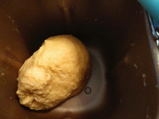 6、全蛋吐司,把和好的面，放入面包机里进行第一发。第一发时间这50分钟。约2-2.5倍