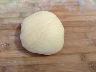 8、全蛋吐司,面团取出后，揉圆排气。