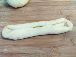 11、全蛋吐司,将面团两边往中间折，稍微捏一下接口位置。这样擀时不会分开。