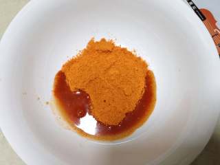 1、泡菜鸡肉汉堡包,把腌料用30克料酒拌成糊状