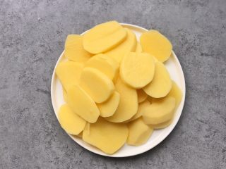 2、凤尾虾球,土豆切片,上锅蒸20分钟左右熟透为止