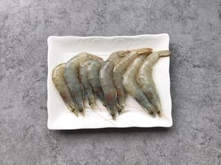 5、凤尾虾球,虾准备8只洗净(根据家人食量选择)