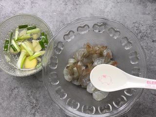 8、凤尾虾球,全部虾尾处理好,加3汤匙葱姜蒜水