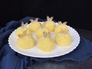 11、凤尾虾球,把虾仁一个个用土豆泥包裹好