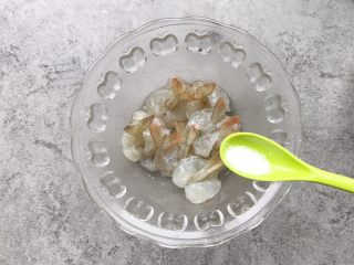 9、凤尾虾球,加1g盐搅拌均匀腌制5-10分钟