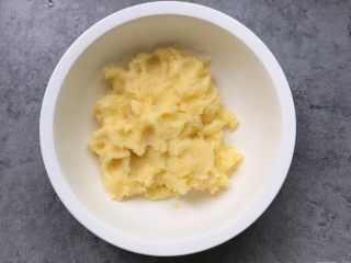 10、凤尾虾球,土豆片蒸好待凉,加1g盐、小半汤匙食用油戴一次性手套直接抓成泥状