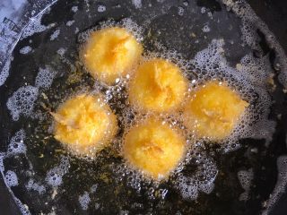 16、凤尾虾球,锅中放适量的油烧筷子放进去有密集热泡,把虾球放进去小火炸至表面金黄即可