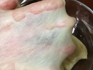 4、#甜味#玫瑰豆沙酥,取出面团直到可以拉出薄薄的手套膜,按照这个食材比例很容易出膜的