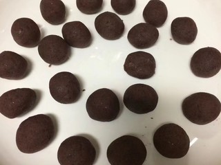 11、#甜味#玫瑰豆沙酥,做好的玫瑰豆沙馅分成油酥和油皮数量的双倍数,只拍了部分豆沙,豆沙馅最好在锅中炒一下加入小部分植物油,最后加入玫瑰酱拌一下就可以,这样做好的点心放在常温下能保存的时间久一点。大约18g一个,有点小了,你也可以再多几g