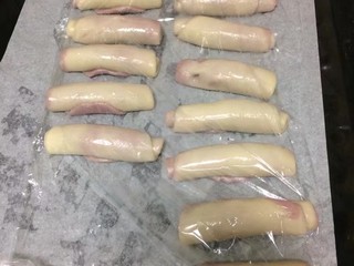 16、#甜味#玫瑰豆沙酥,卷起来后,接口处向下放在盘子里盖上保鲜膜醒20分钟