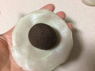 21、#甜味#玫瑰豆沙酥,翻过来面皮包入玫瑰豆沙馅,豆沙馅我觉得25g一个差不多,因为豆沙做的不多,所以自能分这么些。