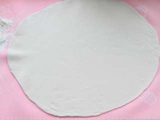 3、家常椒盐饼,醒好的面团分成两份，擀成又大又薄的圆片，注意一定要薄！分层的关键就在这里，擀的时候随时撒上干粉防粘