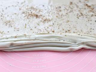 5、家常椒盐饼,然后像折扇子一样将面片折起来，不用很规整，随意一些