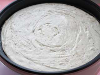 9、家常椒盐饼,电饼铛或者平底锅中刷一层花生油，将饼胚放入锅中小火烙制，两面要来回的勤翻动。火候也要注意调节，火太大了饼会糊掉，太小了烙好的饼发干