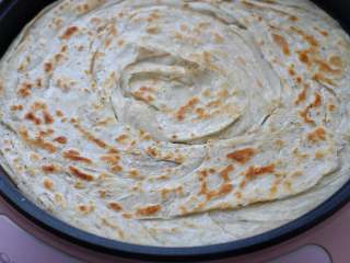 10、家常椒盐饼,约3-5分钟，烙至饼的两面呈焦黄状即可，烙好的饼盖起来保持湿度