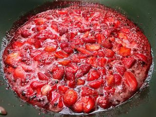 5、草莓酱,等锅中草莓酱粘稠时关火，装入干净无水的玻璃瓶中，放入冰箱冷藏。