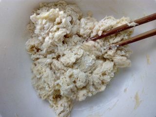 1、日式红豆包,混合除黄油以外所有材料，夏季需要使用冰水，冰蛋液，以降低面温。冬季可以使用温水融化酵母来进行揉面。