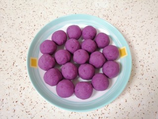 9、紫薯芝麻饼,分成25g一份搓圆备用。