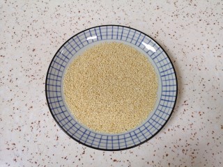 10、紫薯芝麻饼,准备好熟白芝麻。