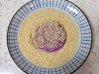 12、紫薯芝麻饼,两面粘上白芝麻。