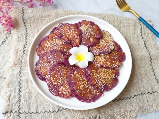 17、紫薯芝麻饼,软糯香甜的紫薯芝麻饼。