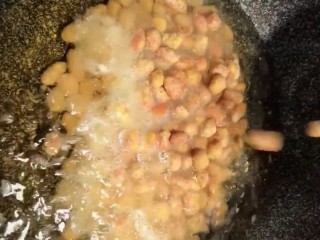 4、糖霜花生米,油温七成热下锅炸