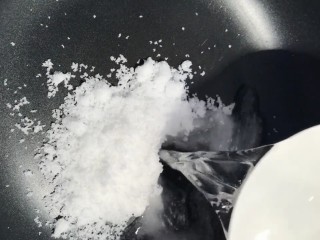 6、糖霜花生米,无油无水的锅中加入两勺白糖，半碗清水