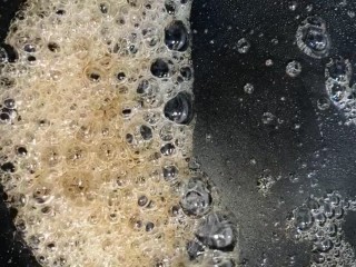 7、糖霜花生米,小火熬制枣红色