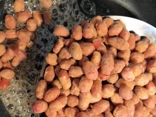 8、糖霜花生米,下入炸好的花生翻炒均匀出锅即可