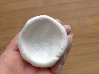 3、豆沙糯米饼,取一小块面团捏成小碗状