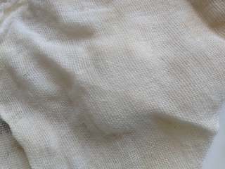 6、豆沙糯米饼,再用纱布盖上，然后用手掌轻轻按下