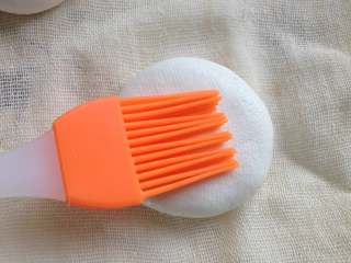 8、豆沙糯米饼,再将小圆饼两面刷一层水