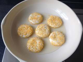 11、豆沙糯米饼,锅中油温3成热时放入饼坯，中小火煎制